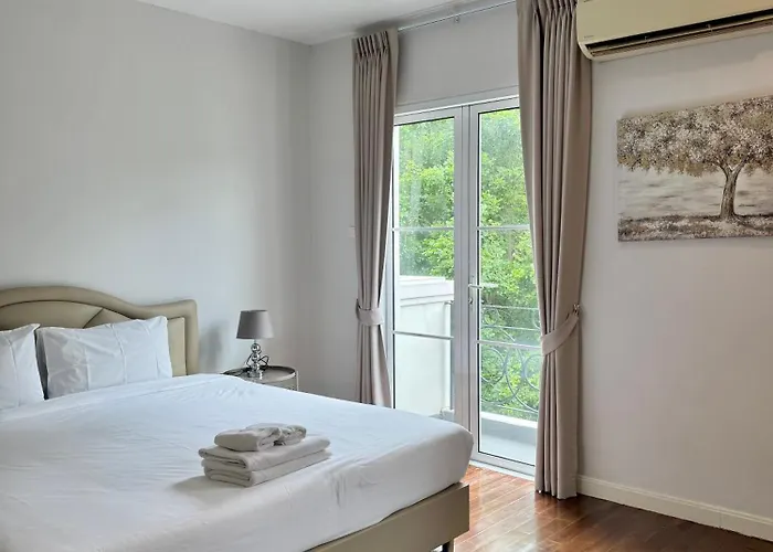 Entire 3br Townhome In Sukhumvit, Shared Pool, Near Bts&mrt Asok 別荘 *